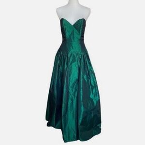 Elegant Emerald Green Strapless Evening Gown